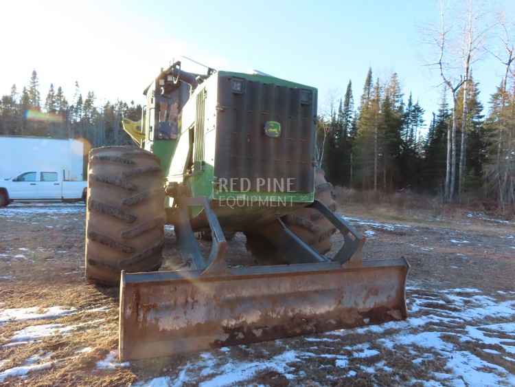 John Deere 748L