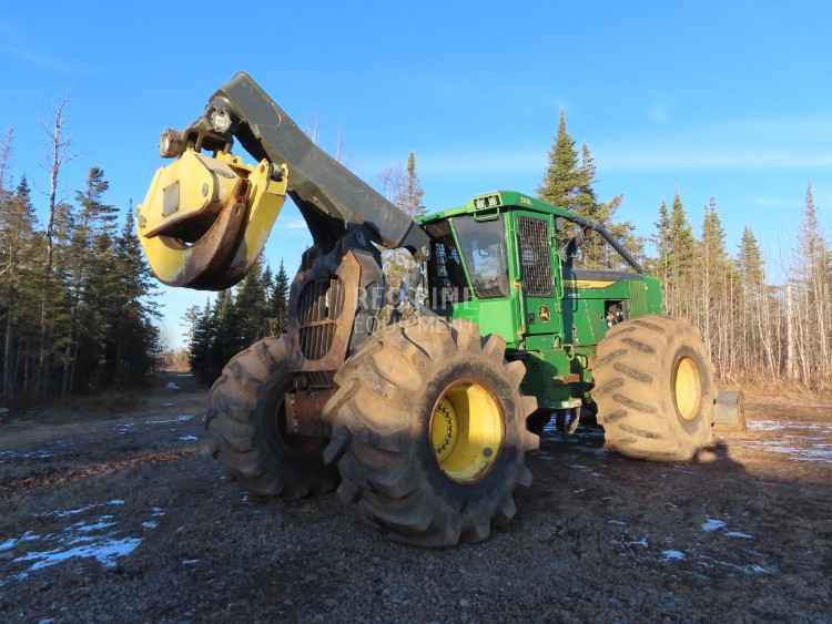 John Deere 748L