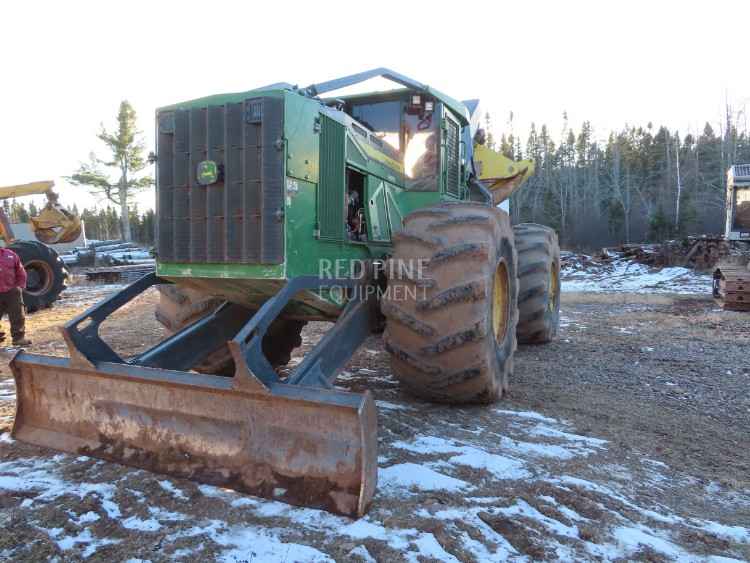 John Deere 748L