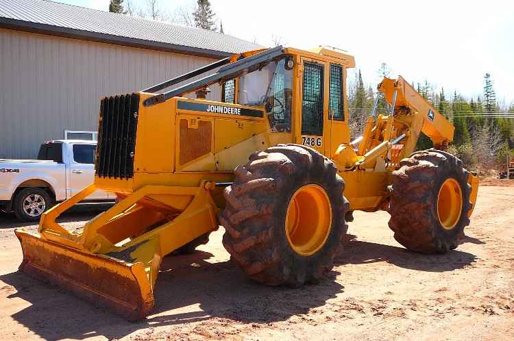 John Deere 748G