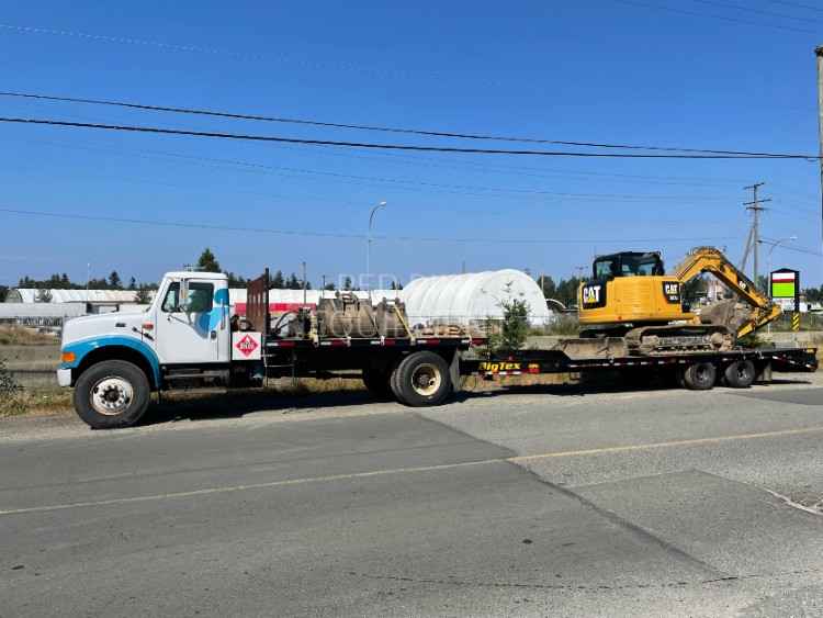 International 4900 BigTex 22PH HD