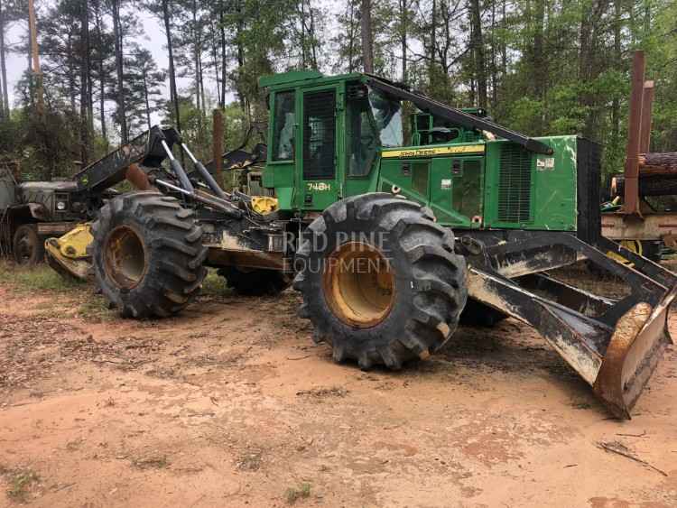 John Deere 748H